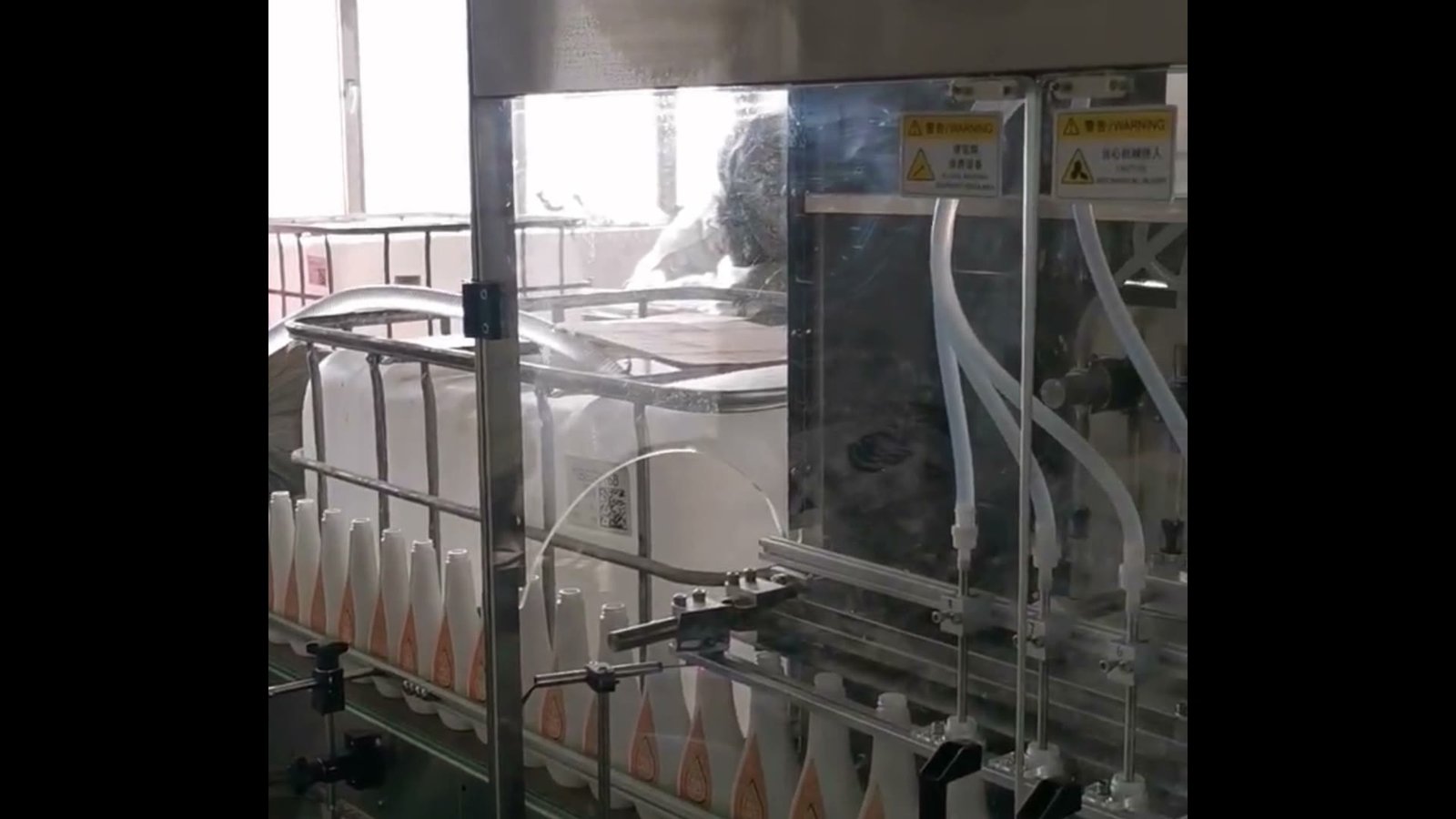 Automatic liquid filling line connected with capping and aluminum foil sealing