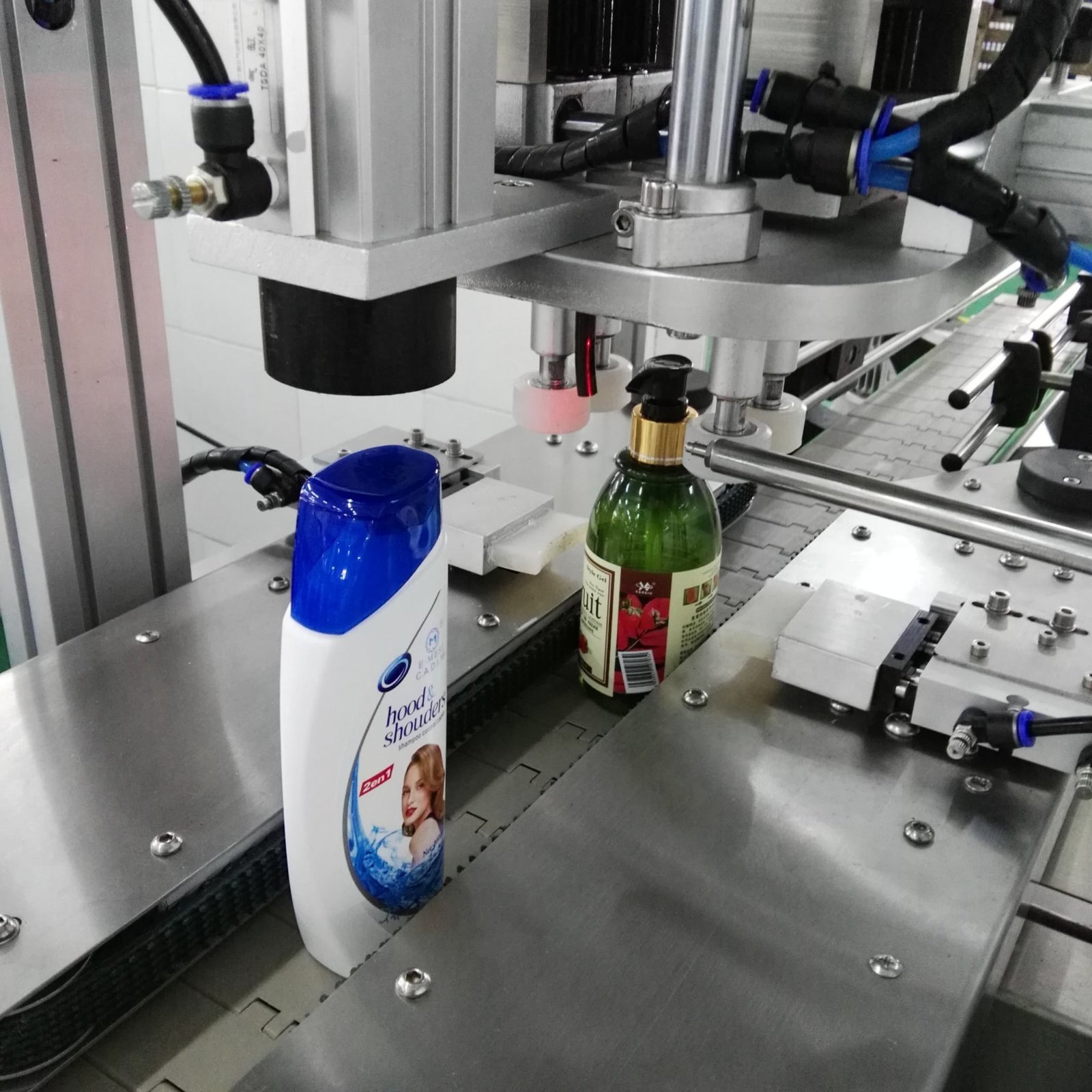 Standard capping machine wheel and bottle gripping detail
