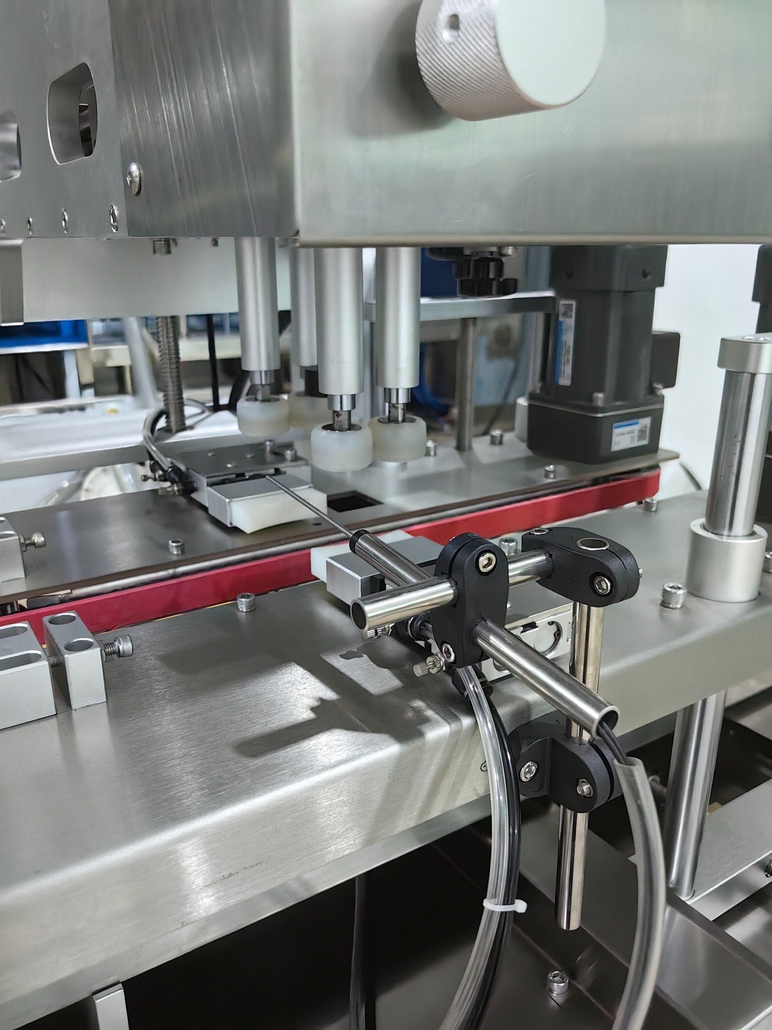 Servo capping machine detail for controlled capping adjustment
