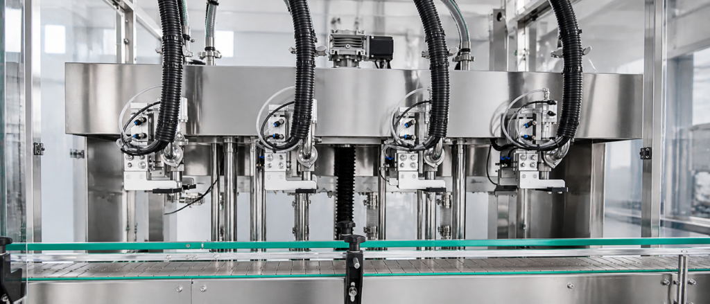 Tracking oil filling machine structure with filling heads hoses and conveyor