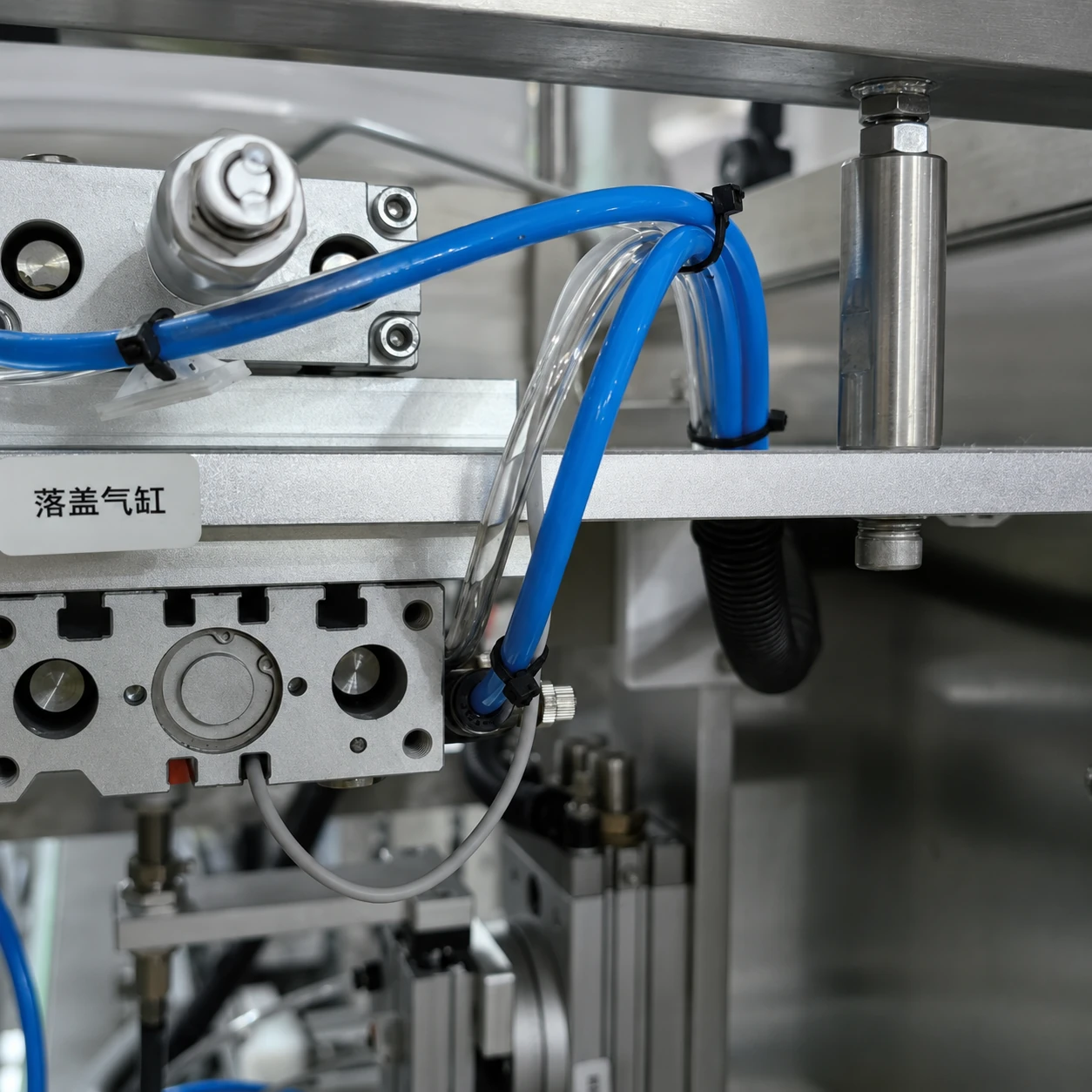 Lid-placing cylinder on a weighing filling line
