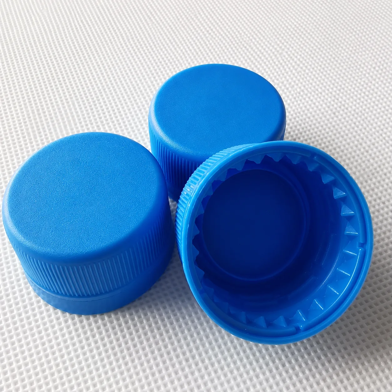 28 mm blue bottle closure with tamper-evident band structure