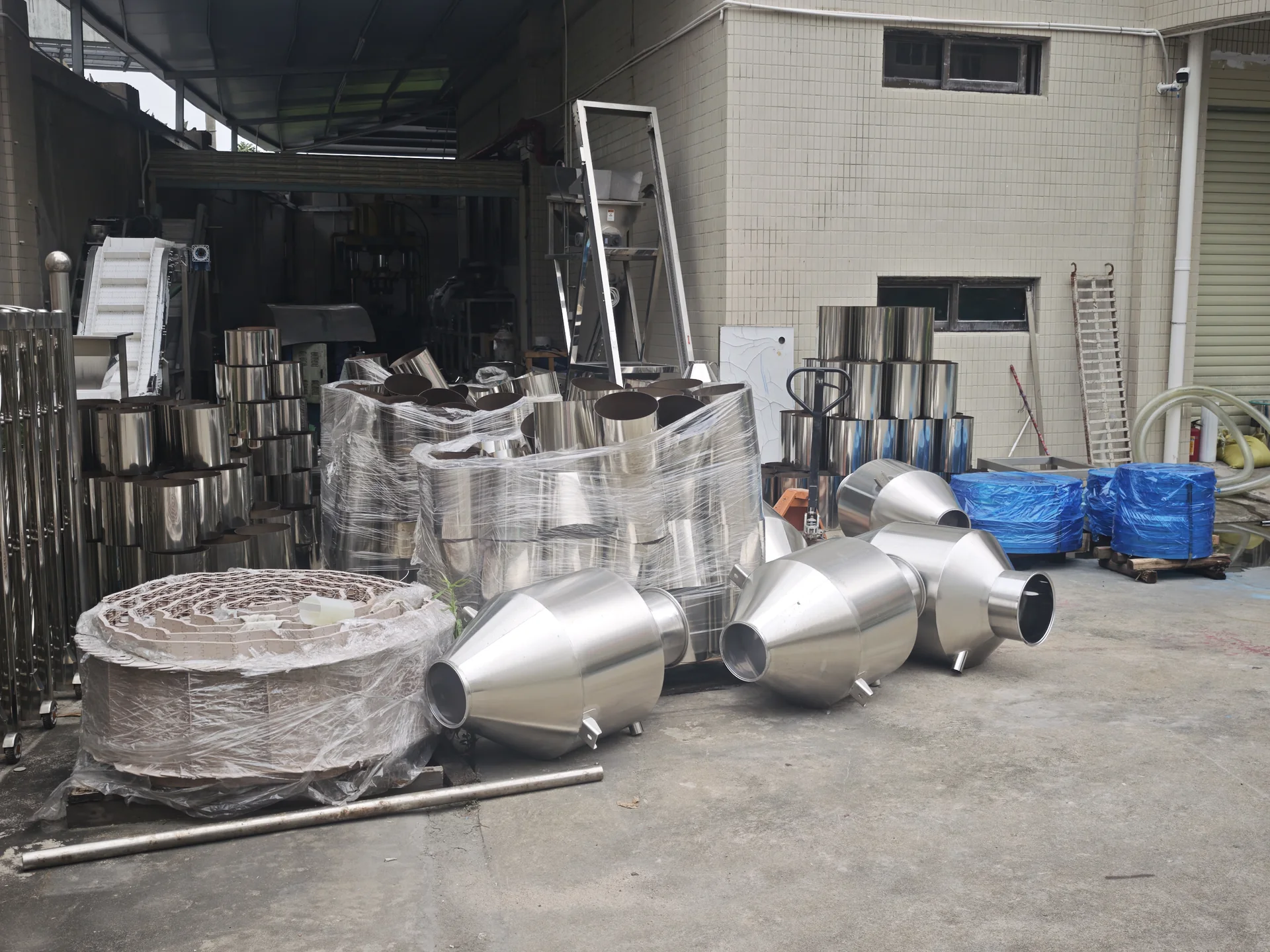 Stainless steel hoppers and fabricated equipment components prepared at the LEKA factory