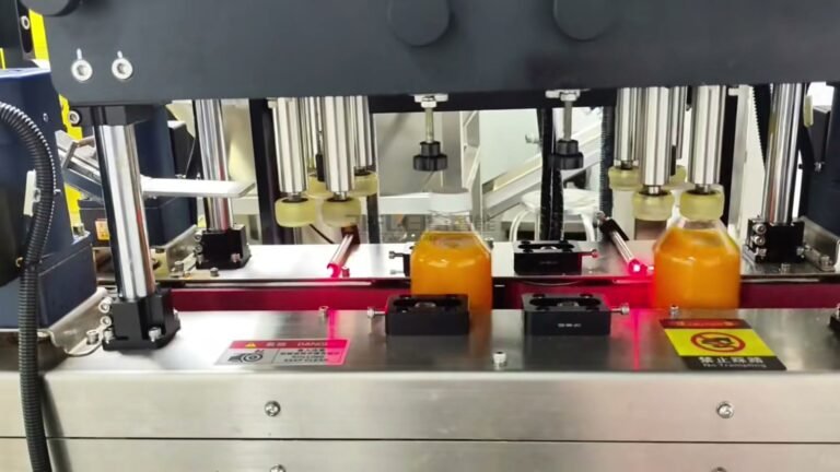 Four-wheel capping machine tightening 35 mm caps on mango juice bottles